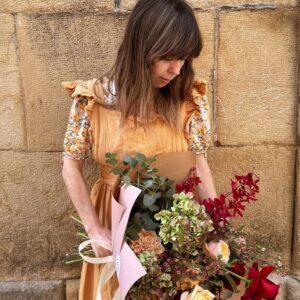 Ramo de temporada en tonos oscuros