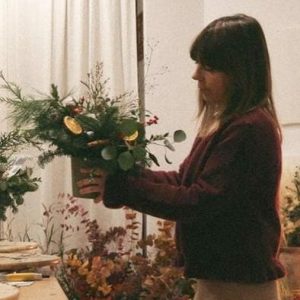 Taller centro navideño con pino, ramajes y frutos de temporada – 21 de diciembre de 2025