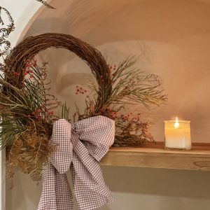 Taller corona de Navidad con pino, ramajes y frutos de temporada – 30 de noviembre de 2025